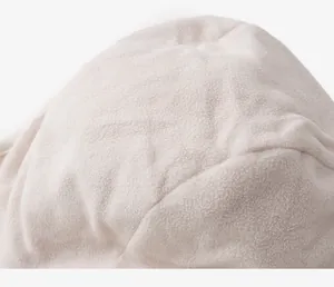 Nahaufnahme der weichen warmen Fleece-Futter-Textur für ein Winter-Helm-Innenfutter