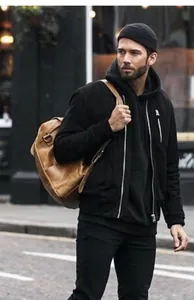 Modello maschile che indossa un berretto di maglia nero in stile street fashion dettaglio