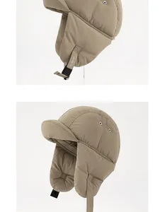 Gedetailleerd overzicht van een dikke gevoerde trapperhoed met oorflappen voor winter.