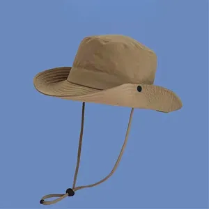 Seitenprofil eines khakifarbenen Outdoor-Sonnenhutes mit breiter Krempe und Kinnriemen