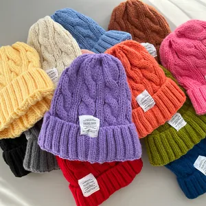 Berretti in maglia a trecce dai colori vivaci con etichette bianche per l'inverno