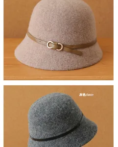 Vue détaillée d'un chapeau cloche en laine grise avec une ceinture décorative.