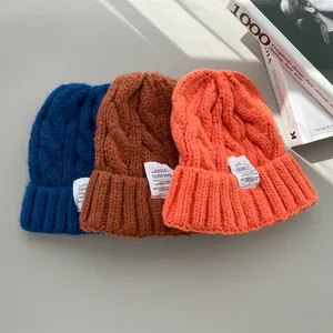 Caldi berretti in maglia a trecce dai colori vivaci con etichetta bianca per l'inverno