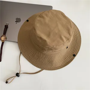 Detailansicht des khakifarbenen Outdoor-Sonnenschutzhutes mit verstellbarem Kinnriemen