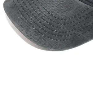 Primer plano que muestra las costuras duraderas y la textura de algodón lavado de la gorra.