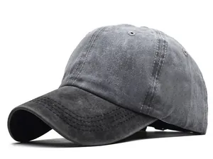 Primer plano de una gorra de béisbol de algodón lavado con textura gris vintage desgastada