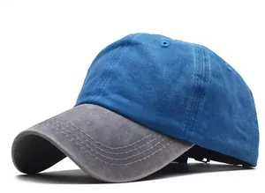 Vista lateral detallada de una gorra de béisbol de algodón lavado en azul y gris.