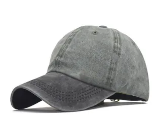 Primer plano de una gorra de béisbol de algodón gris lavado sobre fondo blanco