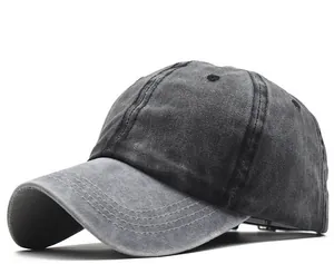 Detalle de una gorra de béisbol de algodón lavado en tonos carbón y gris lavado.