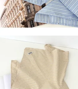 Detailopname van een vintage gestreepte bandana met verfijnde kralen en een label