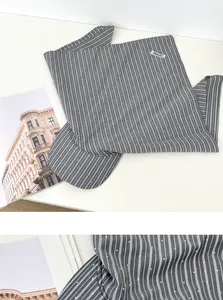 Detailweergave van een retro grijze gestreepte hoofddoek honkbalpet met stippen.