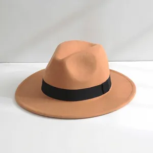 Dettaglio di un cappello fedora in feltro color cammello con nastro nero e tesa larga
