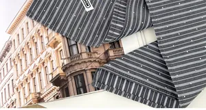 Detailopname van de textuur van een grijs gestreepte en gestippelde katoenen bandana