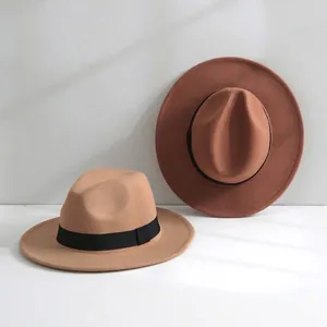 Dettaglio di cappelli fedora in feltro di lana a tesa larga con nastro nero.