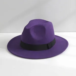 Cappello fedora elegante in lana viola con un classico nastro nero decorativo chic