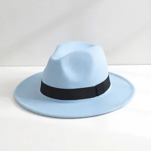 Vista dettagliata di un elegante cappello fedora in feltro azzurro con nastro nero