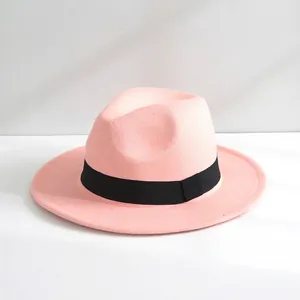 Vista dettagliata di un elegante cappello fedora in feltro di lana rosa con nastro nero