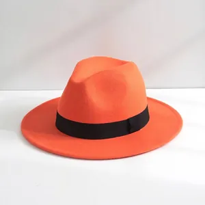 Vista dettagliata di un cappello fedora in feltro di lana arancione con nastro nero.