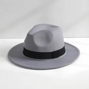 Vista dettagliata di un cappello fedora in lana grigia con classica fascia in nastro nero.