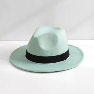 Vista dettagliata dell'elegante cappello fedora in feltro di lana verde menta con fascia