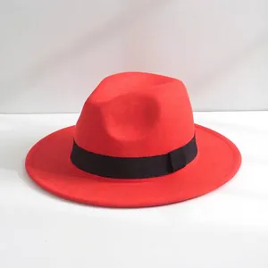 Primo piano di un classico cappello fedora in feltro rosso con un'elegante fascia nera decorativa