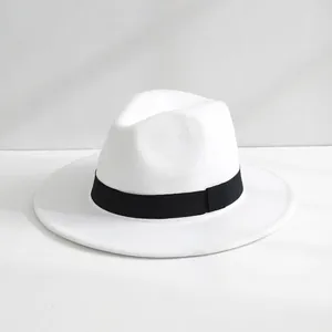 Primo piano di un fedora in feltro di lana bianco con nastro nero e tesa larga