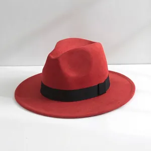 Cappello fedora classico in feltro di lana rossa con nastro nero e tesa larga elegante