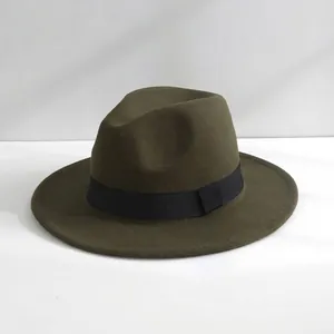 Elegante cappello fedora in feltro di lana verde oliva con nastro decorativo nero classico
