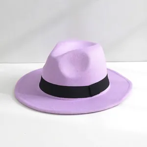 Dettaglio cappello fedora in feltro lavanda con tesa larga e nastro decorativo