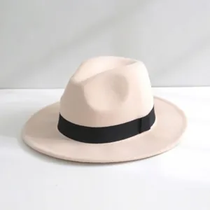 Dettaglio di un classico cappello fedora in lana beige con elegante nastro nero