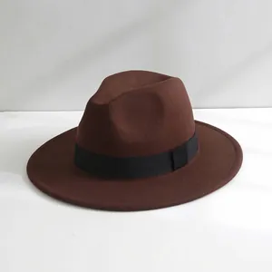 Primo piano di un classico cappello fedora marrone in feltro con fascia nera