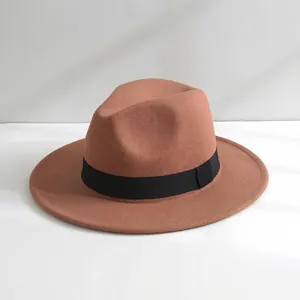 Cappello fedora classico in lana marrone con nastro nero per un look britannico elegante
