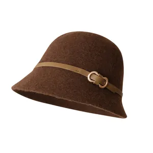 Élégant chapeau cloche en laine marron pour femme avec sangle en cuir et boucle