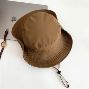 Detailansicht von oben: brauner Outdoor-Sonnenhut mit winddichtem, verstellbarem Riemen