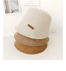 Dettaglio di cappelli alla pescatora in velluto a coste in beige, kaki e marrone
