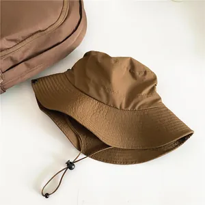 Detailansicht eines braunen schnelltrocknenden Outdoor-Anglerhutes mit Kordelzug
