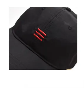 Nahaufnahme des atmungsaktiven, schnell trocknenden schwarzen Baseballcap-Stoffs