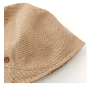 Macro dettagliata della tesa di un cappello alla pescatora in cotone color kaki