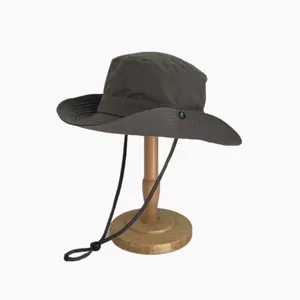 Outdoor-Sonnenhut mit breiter Krempe und verstellbarem Kinnriemen auf Holzständer