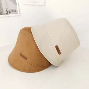 Cappelli a secchiello in cotone stile giapponese marrone e beige con etichetta in pelle.