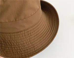 Detaillierte Makroansicht eines braunen Outdoor-Sonnenhutes mit Hutkrempennähten