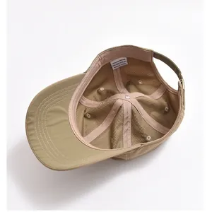Atmungsaktive, schnelltrocknende beige Baseballkappe mit Innennetz und Verstellriemen.