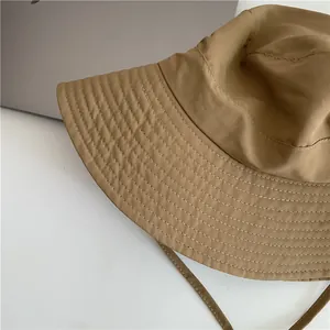 Detailaufnahme eines Sonnenhutes mit breiter Krempe und verstärkten Nähten.
