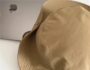 Detailansicht der Textur des khakifarbenen Outdoor-Sonnenhutes mit breiter Krempe