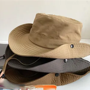 Stapel farbiger Outdoor-Sonnenschutz-Fischerhüte mit breiter Krempe und verstellbarem Kinnriemen