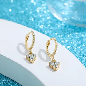 Elegantes pendientes de aro dorados con detalle de colgante de tres piedras de circón
