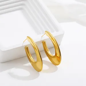 Dettaglio di orecchini a cerchio larghi a forma di U lucidi placcati in oro 18K