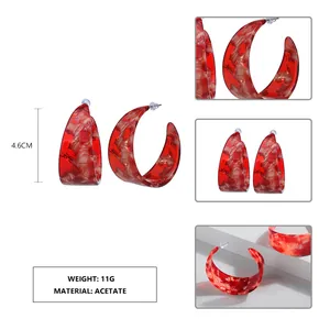 Orecchini a cerchio a C in acetato marmorizzato rosso, dettaglio 4,6 cm e materiali.