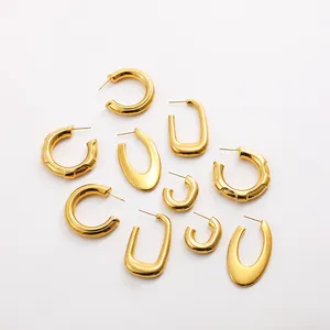 Collezione di vari orecchini a cerchio e a forma di U in acciaio placcato oro 18K.