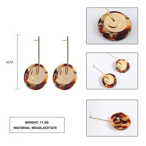 Dettaglio di orecchini in acetato tartarugato con aste in ottone, lunghezza 6cm e peso